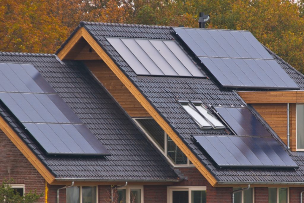 Schöne Integration von Solarmodulen durch Abstimmungen in Farbe und Größe zur Dacheindeckung